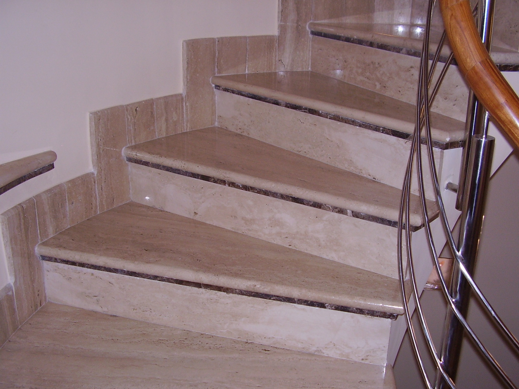 ESCALERA_TRAVERTINO_ROMANO.jpg