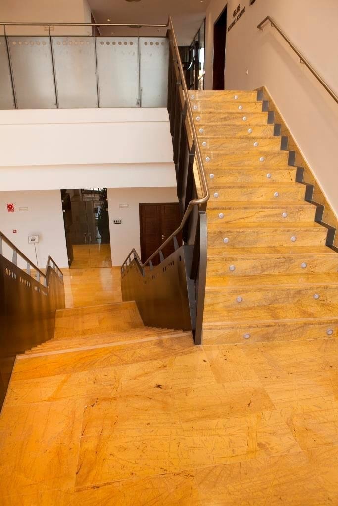 Escalera_de_Marmol_Amarillo_Triana.jpg