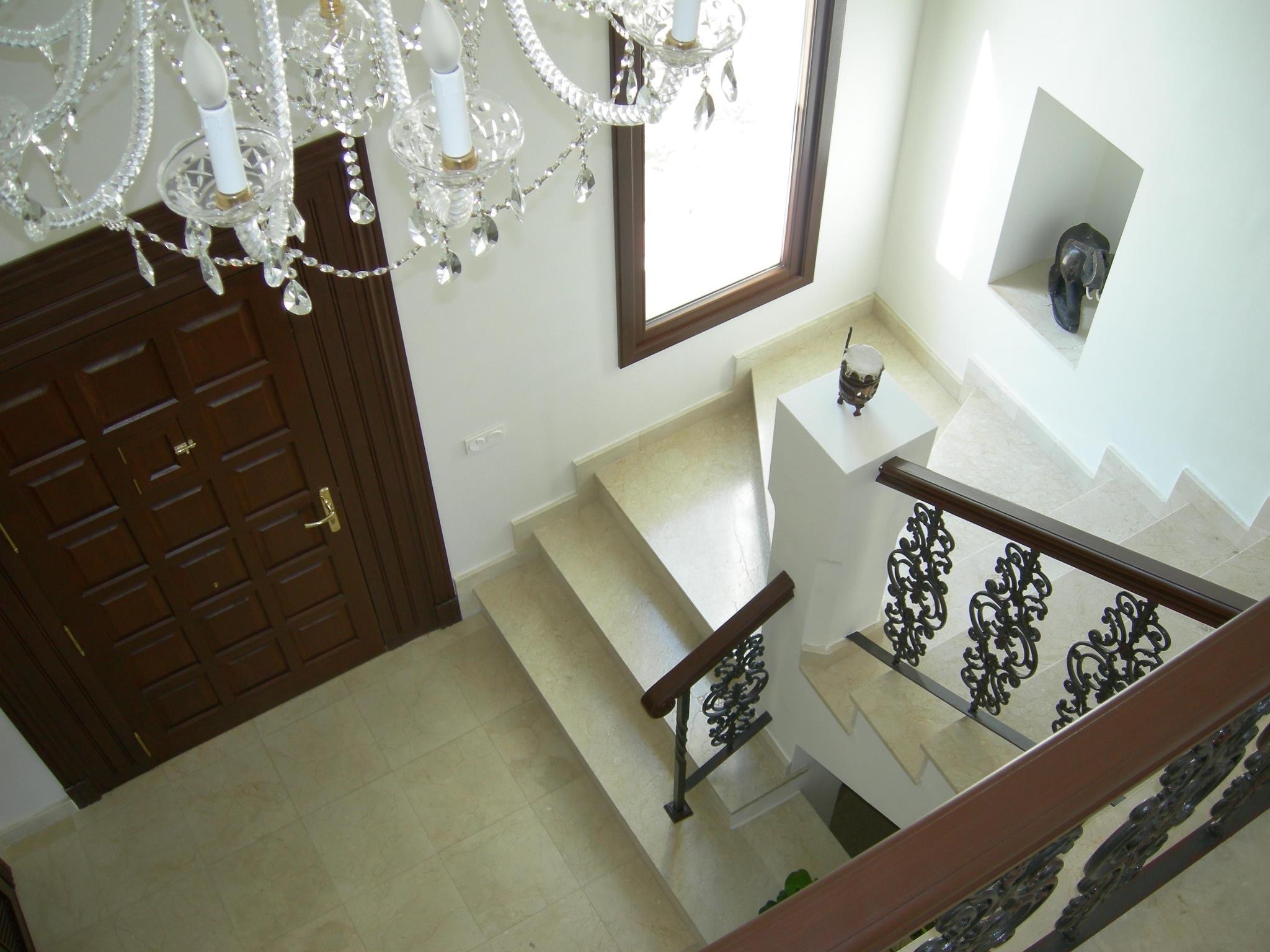 Cream_Marble_Staircase_Ivory_Coto.jpg