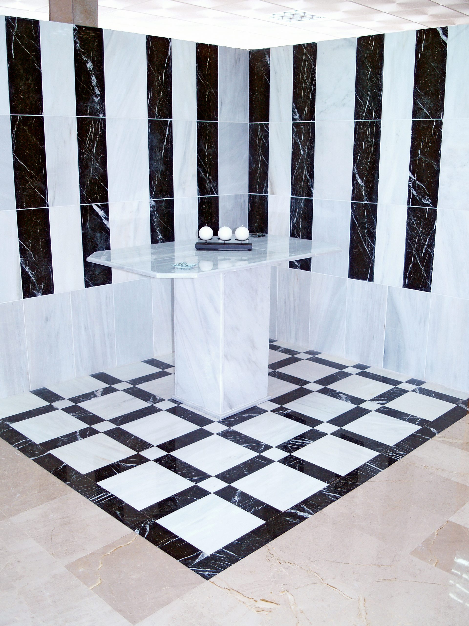 Pared_y_Suelo_de_Marmol_Blanco_Macael_y_Negro_Marquina-scaled-1.jpg