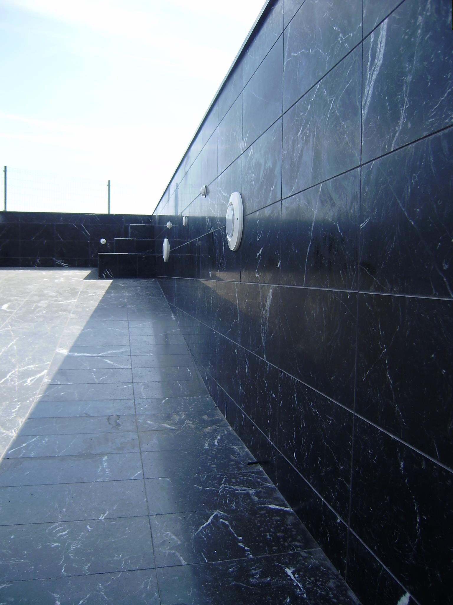 Piscina_de_Marmol_Negro_Marquina.jpg