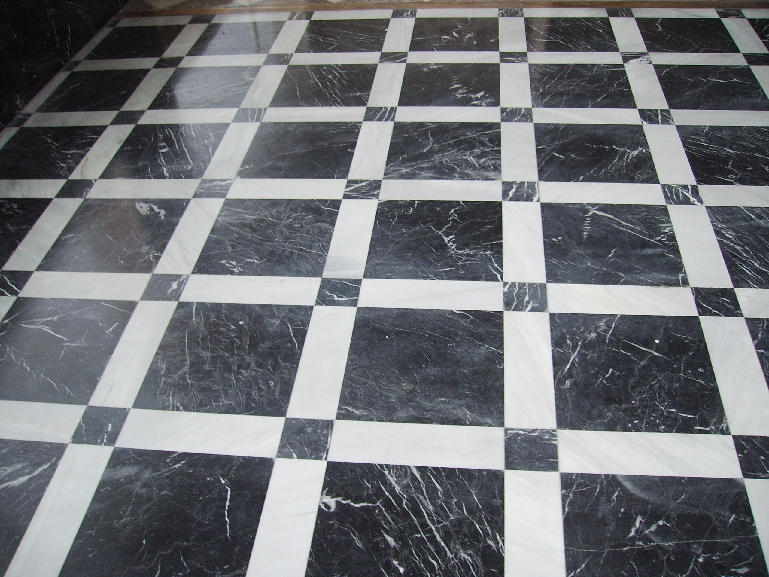 Suelo_de_Marmol_Negro_Marquina.jpg